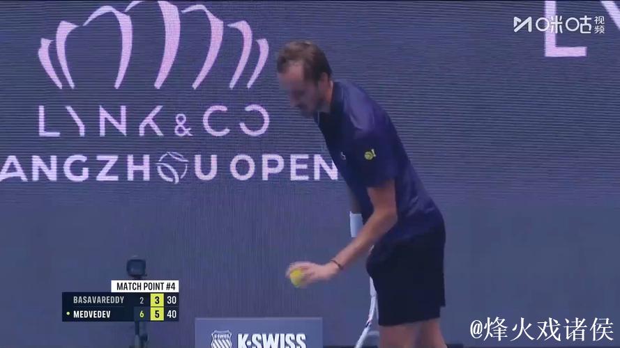 ATP巴黎大师赛：梅德韦杰夫轻松晋级 阿利亚西姆上演逆转好戏